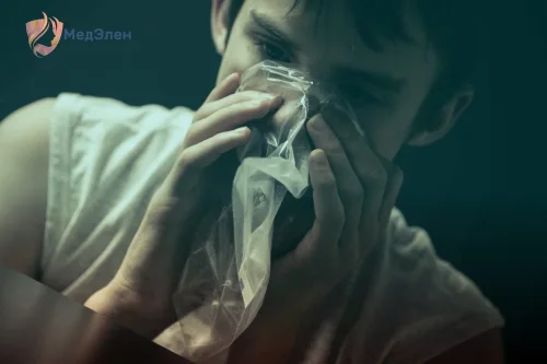 Парень дышит в пакет